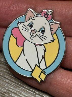 Disney Parks Enchanted Ensembles Marie Pin - 2026 - Aristocats